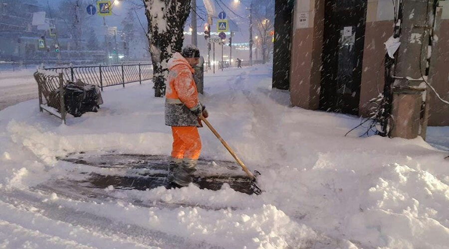 Почти 700 человек задействованы в расчистке Симферополя от снега