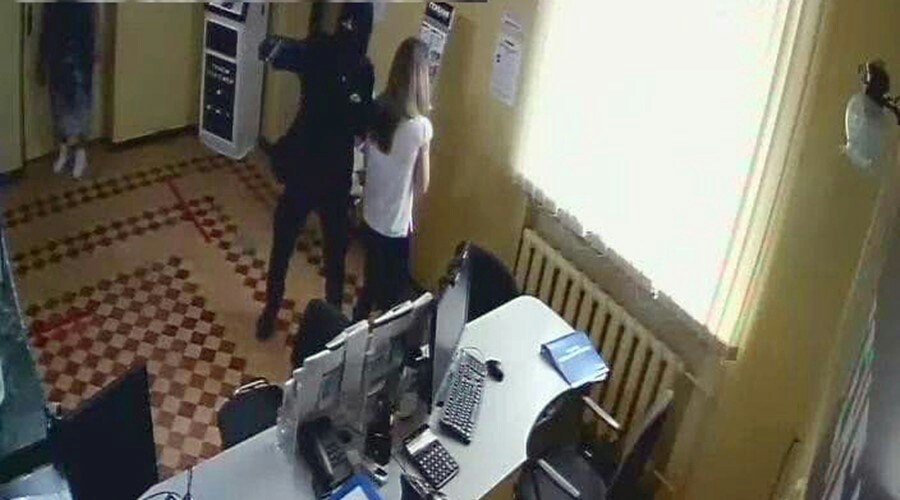 Неизвестный в маске ограбил отделение банка в Феодосии