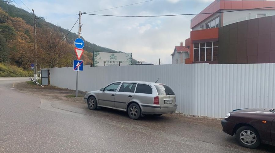 Власти Ялты демонтировали незаконную ограду возле трассы в районе посёлка Никита