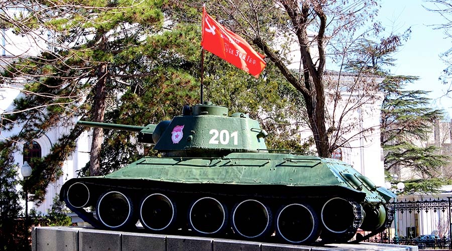 Парламент Крыма обязал вывешивать копию Знамени Победы 9 мая вместе с госфлагами