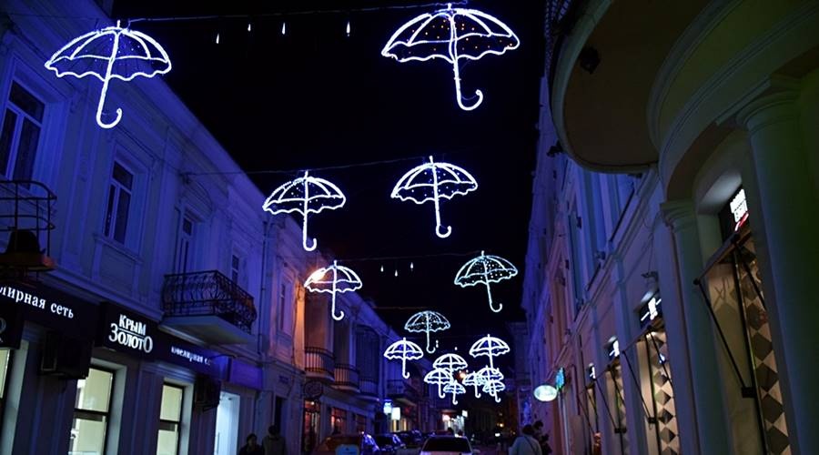 Украшение улиц Ялты праздничной иллюминацией завершится к 28 декабря