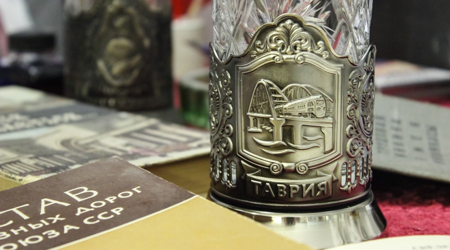 Подстаканник из нового поезда «Таврия» передали в музей вокзала Симферополя