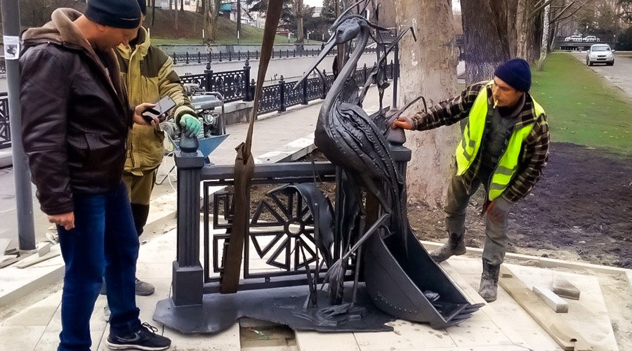 Скульптуру цапли Симы установили на отремонтированной набережной в Симферополе