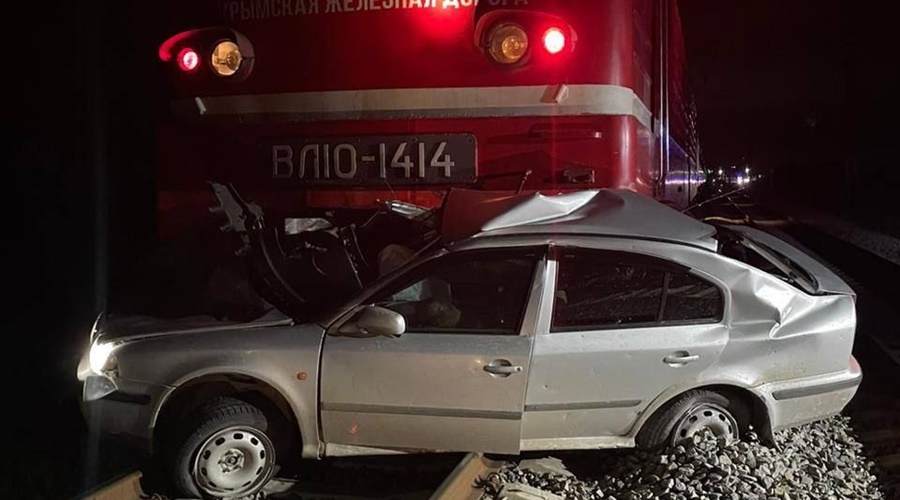 Четыре человека, по предварительным данным, погибли при столкновении поезда с легковушкой на переезде у Джанкоя