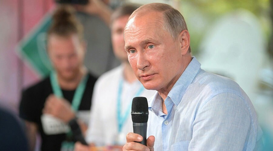Путин сообщил о создании школы креативной экономики на молодежном форуме в Крыму