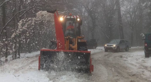 Дорожники с начала снегопада высыпали на крымские трассы более тысячи тонн реагентов