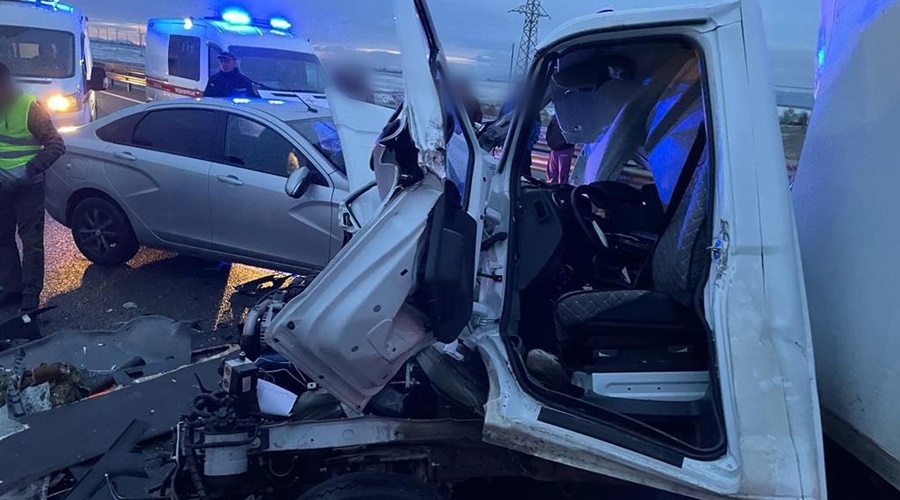 Заснувший водитель «Газели» врезался в стоящий грузовик на «Тавриде», два человека пострадали