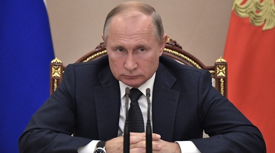 Путин вынужден отказаться от рукопожатий при встрече