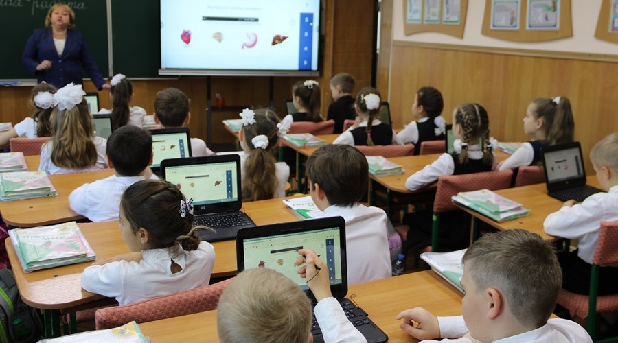 Школы Симферополя получили новое компьютерное оборудование