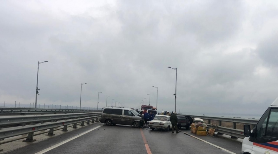 Движение на Крымском мосту остановлено из-за лобового столкновения трех авто