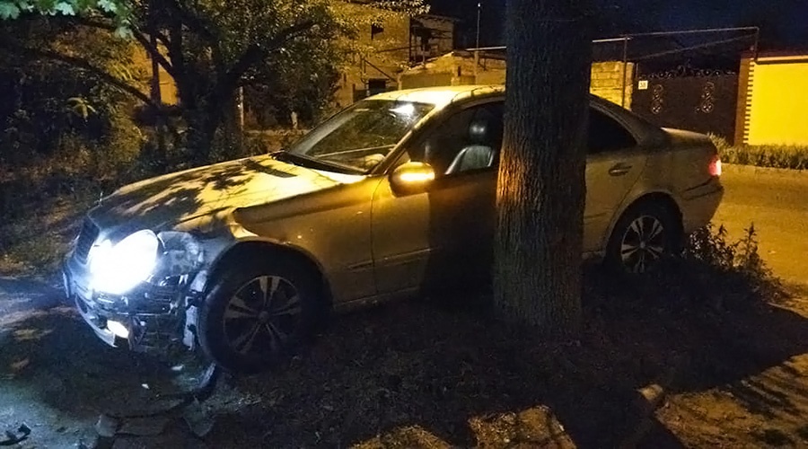 Неизвестный угнал и разбил служебный Mercedes и.о. министра ЖКХ Крыма