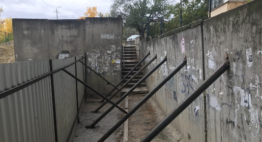 Коммунальщики устранили угрозу обрушения подпорной стены в симферопольском микрорайоне Загородный