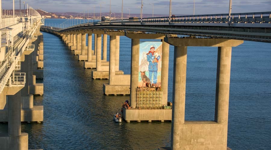 Гигантское граффити со строителем Михалычем и котом Мостиком появилось на опоре Крымского моста