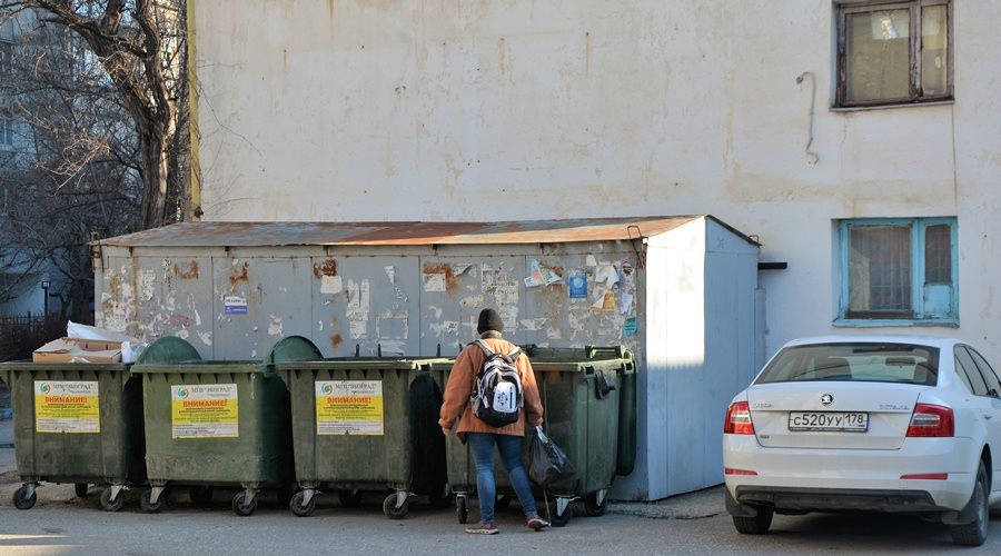 Коммунальщики за две недели установят новые мусорные баки в Симферополе