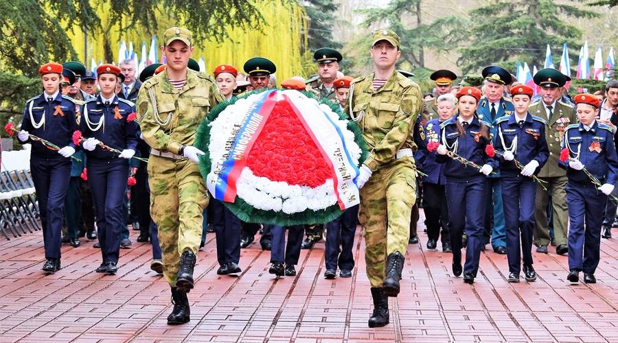 Симферопольцы почтили память погибших освободителей города минутой молчания у могилы неизвестного солдата 