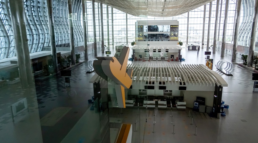 Главный аэропорт Крыма останется закрытым ещё минимум неделю