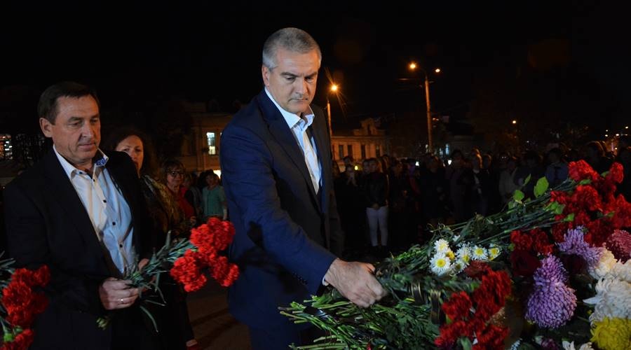 Первые лица Крыма возложили цветы в память о погибших в керченском политехе  