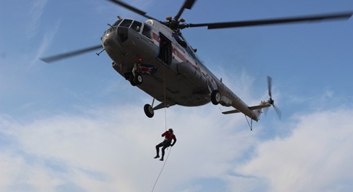 Крымские спасатели отрабатывают навыки десантирования без парашюта