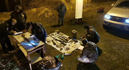 Крымские полицейские обнаружили в ущелье Ай-Петри схрон с оружием и боеприпасами