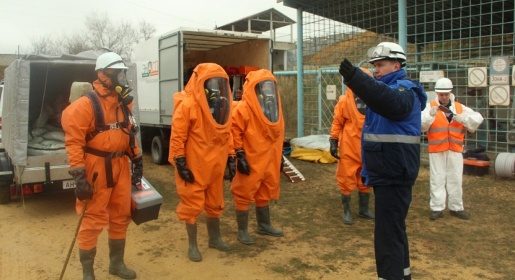 Крымские спасатели потушили условный пожар на нефтебазе в Сакском районе