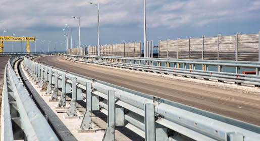 Строители Крымского моста начали установку шумозащитных экранов вдоль автодороги