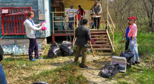 Волонтеры очистили экологические тропы Карадага от мусора