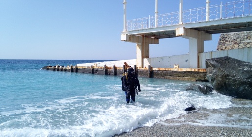 Водолазы МЧС очистили от стекла и ржавого железа дно акватории пляжей в Феодосии и на ЮБК