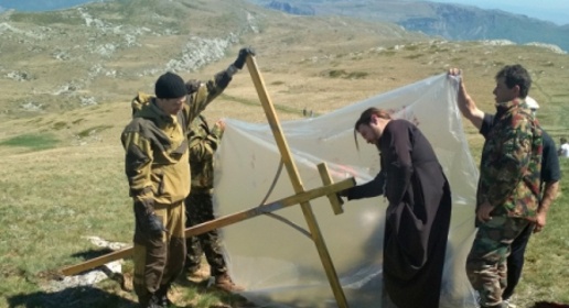 Крымские спасатели и представители духовенства восстановили поклонный крест на вершине горы Чатыр-Даг