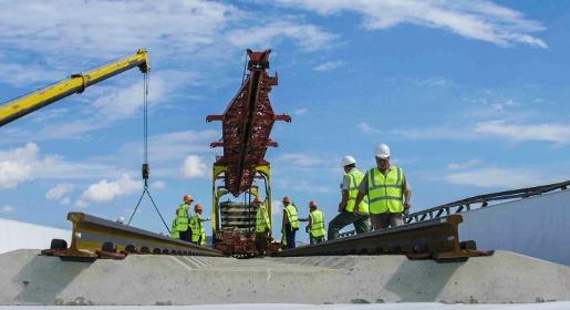 Строители уложили первые рельсы на Крымском мосту