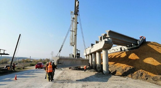 Строители трассы «Таврида» начали монтаж балок путепровода под Белогорском