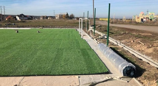 Подрядчик приступил к укладке покрытия мини-футбольного поля в микрорайоне Маршала Жукова в Симферополе