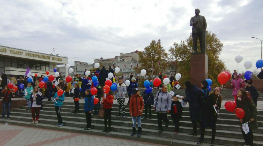 Тысячи крымчан празднуют День народного единства на главной площади Симферополя