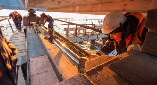 Строители завершили монтаж одного из четырех морских пролетов Крымского моста