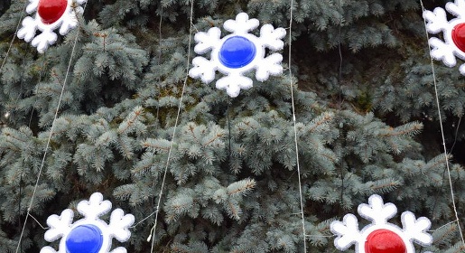 Шесть десятков светодиодных снежинок и 200 метров гирлянд украсят главную новогоднюю ёлку Евпатории