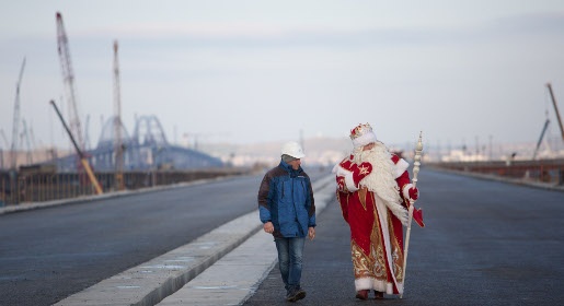 Российский Дед Мороз прошел в Крым по мосту