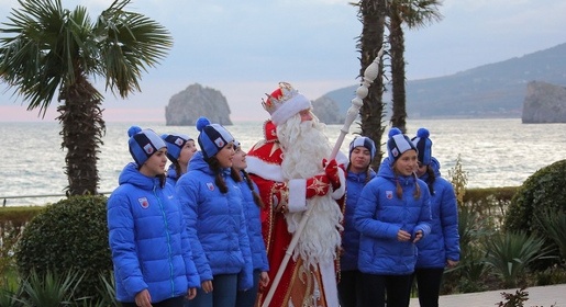Российский Дед Мороз прилетел в «Артек» на вертолете и зажег елку