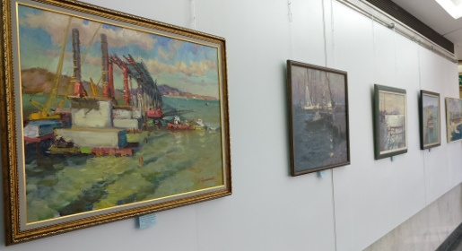 Выставка картин о Крымском мосте открылась в Госсовете республики