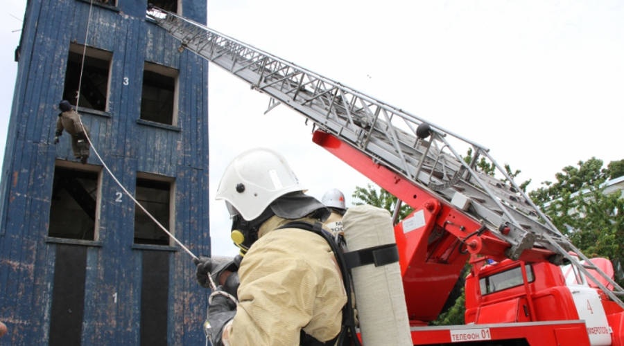 Крымские спасатели показали мастер-класс по тушению пожаров в высотках