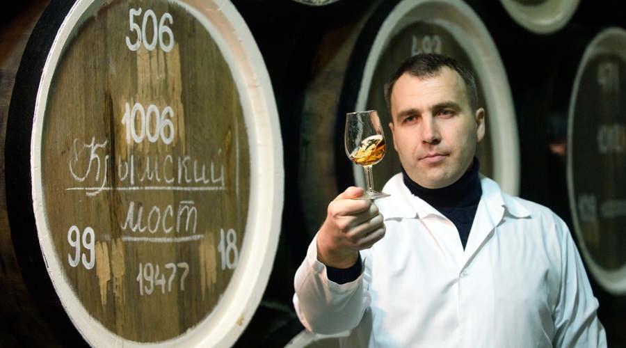 Виноделы приступили к финальному этапу производства коллекционного вина «Крымский мост»