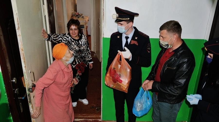 Полицейские вместе с волонтерами передали продукты для 1,5 тысяч крымских семей