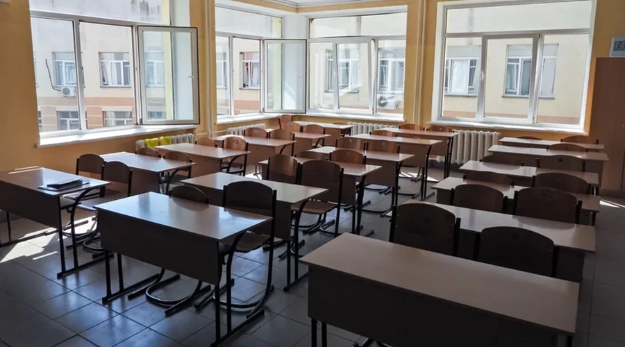 Школы в ряде регионов России начали переходить на дистанционное обучение