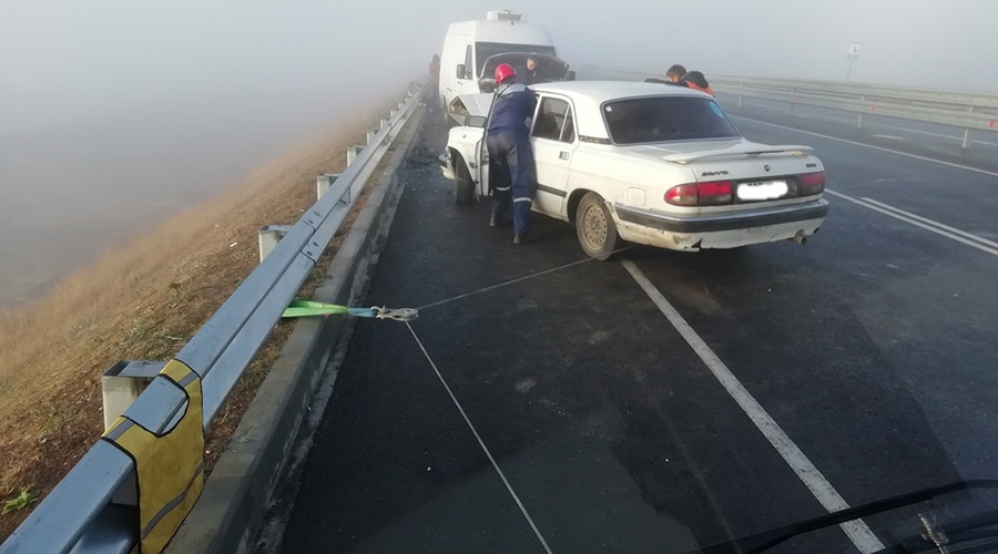 Пять автомобилей столкнулись в тумане на трассе Симферополь – Керчь