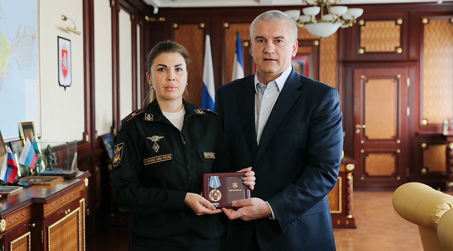 Аксёнов наградил замполита из 126-й бригады береговой обороны и передал награды для бойцов