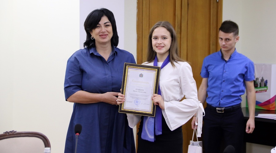 Власти Симферополя наградили получивших на ЕГЭ максимальные баллы выпускников