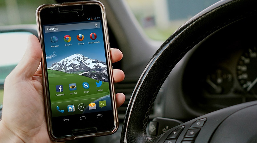 Штраф за использование телефона за рулем авто предложили поднять до 10 тысяч рублей