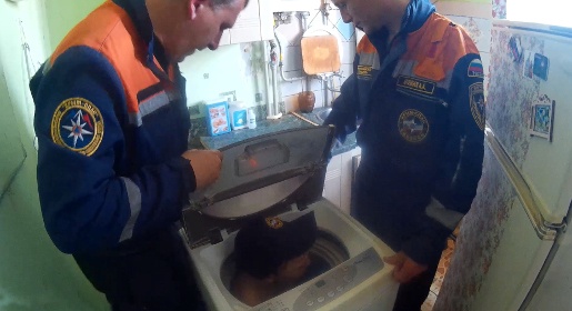 Сотрудники «Крым-Спаса» помогли выбраться из стиральной машины девятилетнему мальчику (ФОТО)