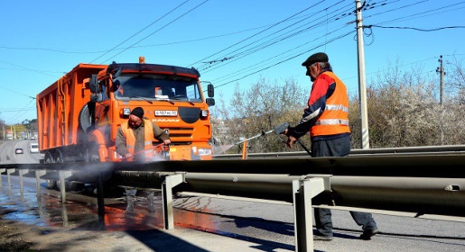 «Крымавтодор» получил пять универсальных машин для всесезонной уборки трасс (ФОТО)