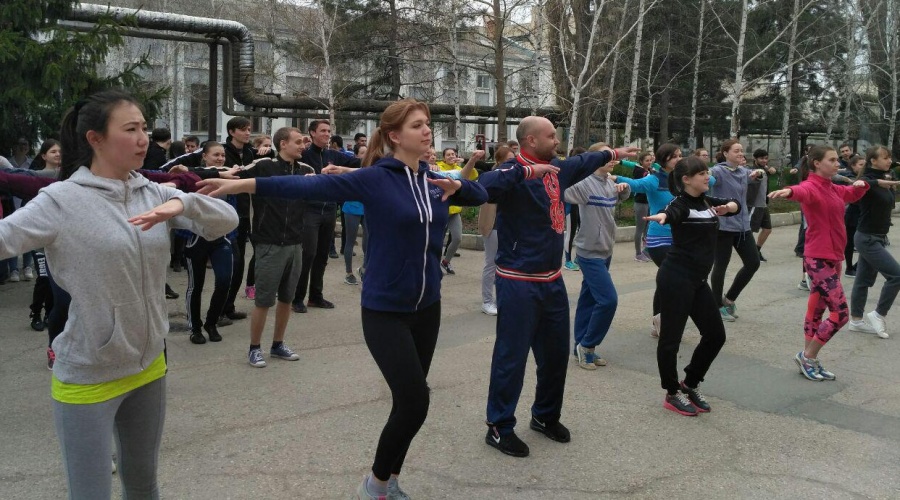 Более сотни студентов КФУ начали День здоровья с зарядки с чемпионом (ФОТО)