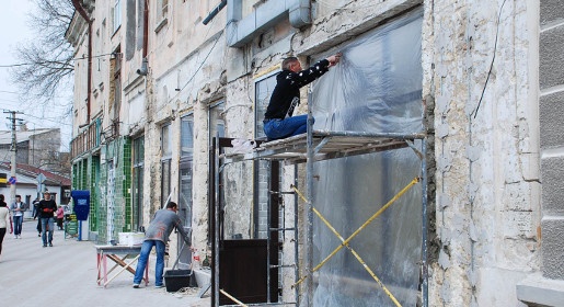 Демонтаж рекламных вывесок и ремонт фасадов зданий начались в исторической части Евпатории (ФОТО)