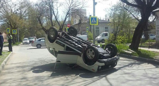 Внедорожник перевернулся на одной из центральных улиц Симферополя (ФОТО)